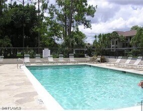 Building Photo - 400 Fox Haven Dr