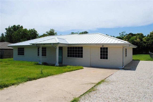 Building Photo - 805 Paula Rd