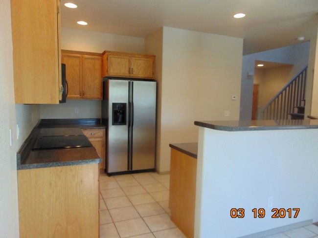 Building Photo - Central Point 3-bedroom 2-story home