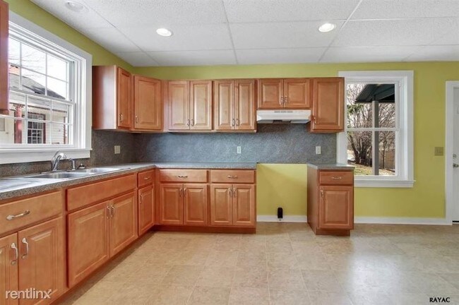 Building Photo - 4 br, 1.5 bath House - 135 N Main St