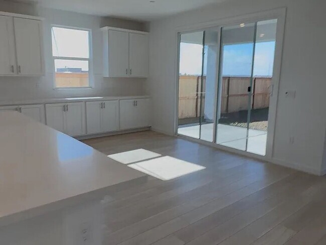 Foto del edificio - Beautiful Sacramento 5 Bedroom 3 Bathroom 3000 Sqft. Home for Rent