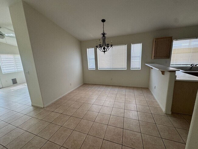 Building Photo - 3 Bedroom 2 bathroom home near Lone Mountain