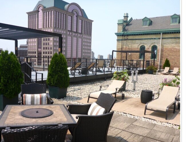 Foto del edificio - 270 E Highland Ave