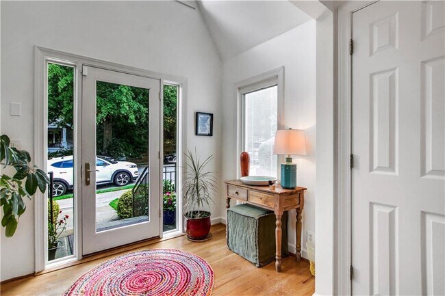 Foto del edificio - 925 Highland Terrace NE