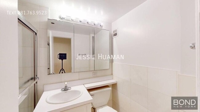 Building Photo - 1570 1st Ave