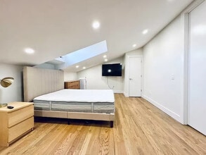Building Photo - Furnished room/NOT APARTMENT