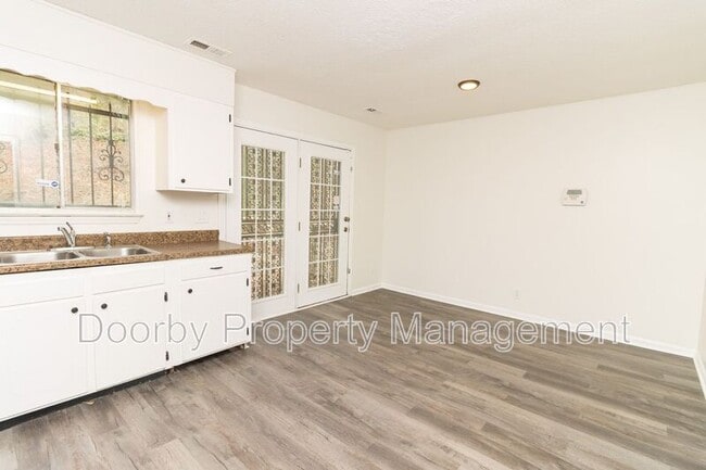 Building Photo - 303 Hillcrest Ave