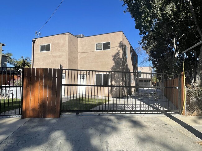 Building Photo - 667 Echandia St
