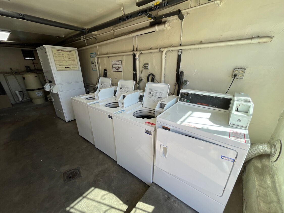 Foto del edificio - 7044 Lanewood Ave