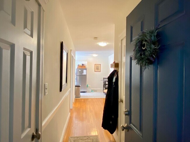 Building Photo - Nicely renovated 1 bed apartment available now or February 1!