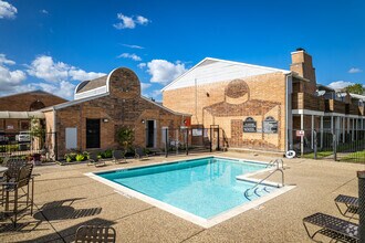 Building Photo - Aven West