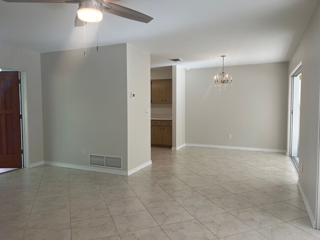 Building Photo - 2BR+Bonus Room/2 bathroom SFH on Venice Is...