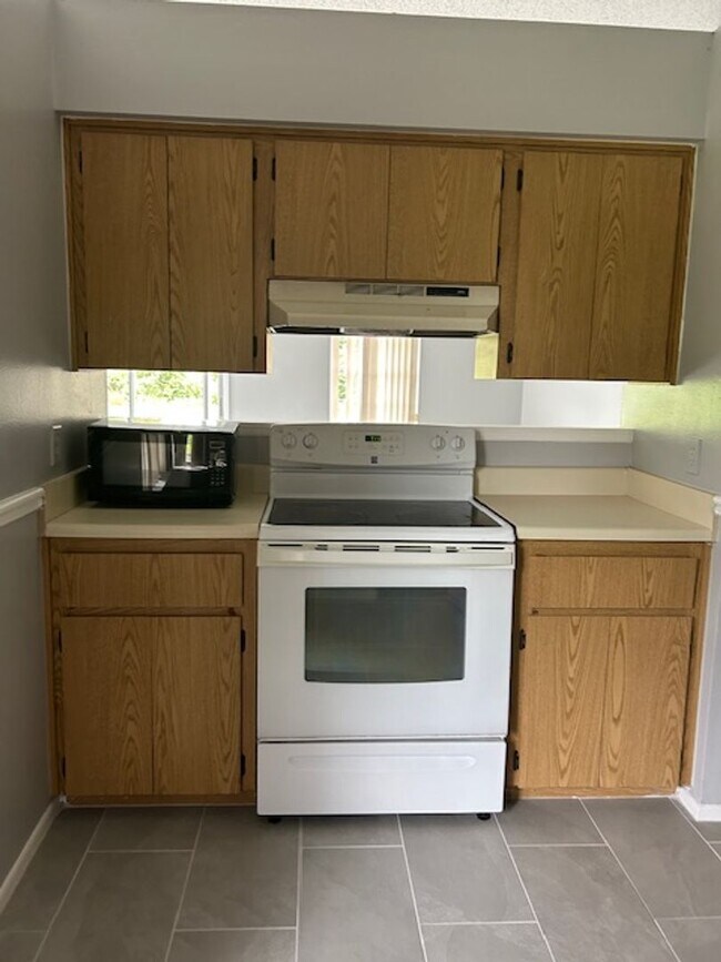 Building Photo - 3 bedroom, 2 bath home