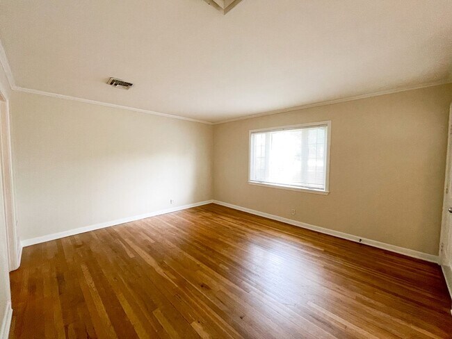 Foto del edificio - Crestview Charm: Spacious 3-BR Oasis with ...