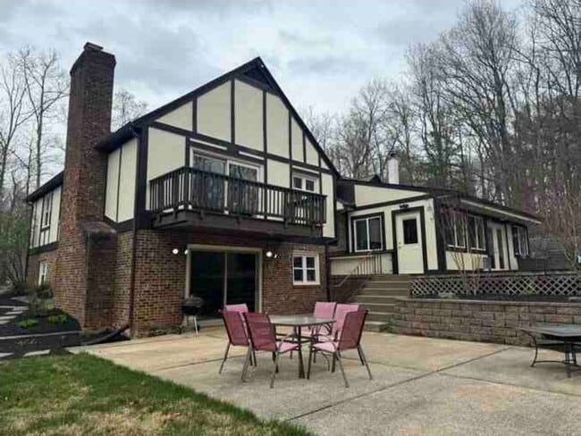 Tenant entrance and outdoor patio - 20544 Oatlands Chase Pl