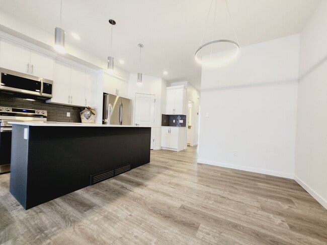 Building Photo - 472 Edgemont Dr