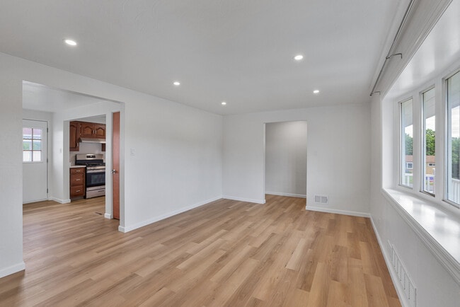 Living Room - 1755 Elderslee Rd