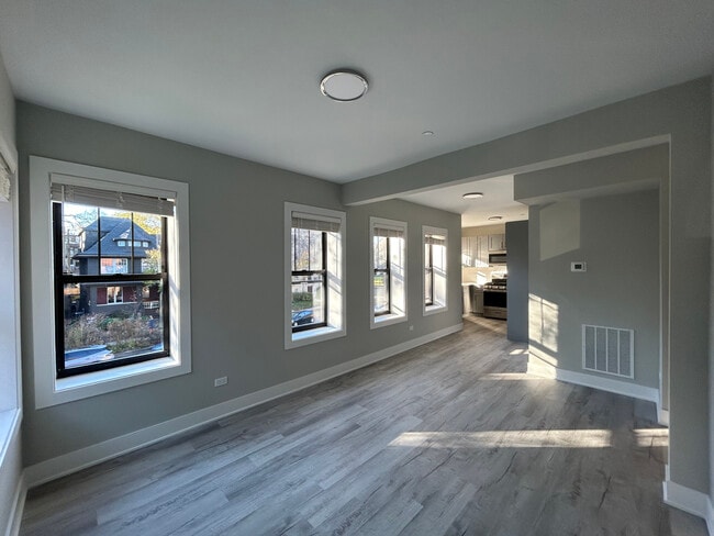 Building Photo - 1131 Oak Ave