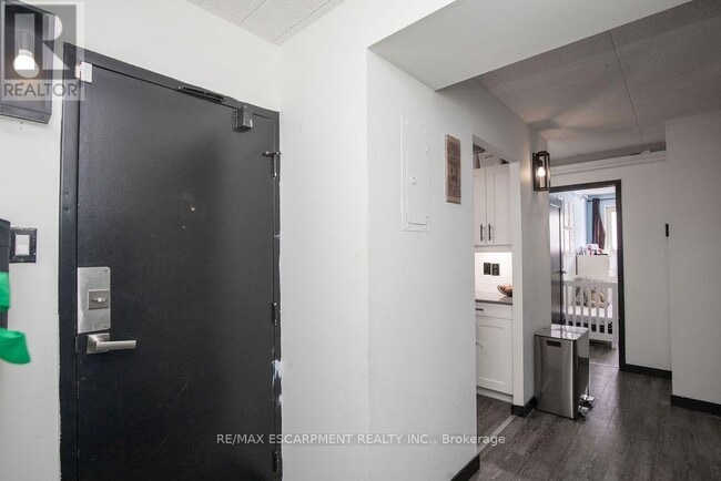 Building Photo - 71 Vanier Dr