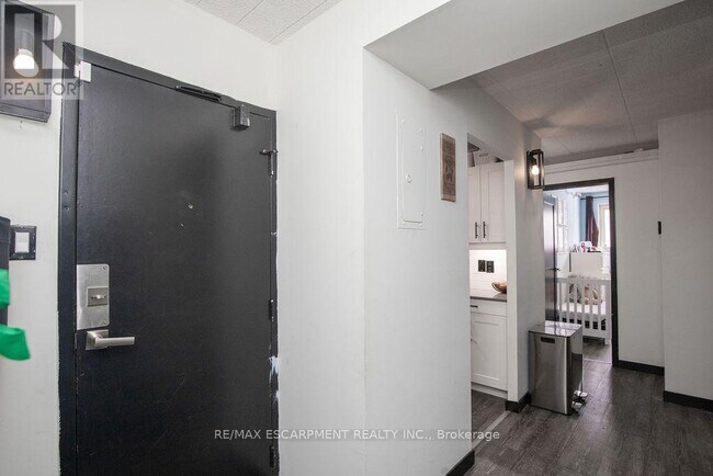 Photo du bâtiment - 71 Vanier Dr