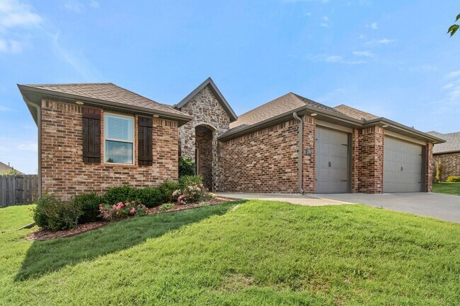 Foto del edificio - Come home to this stunning 4 bed/2 bath sp...