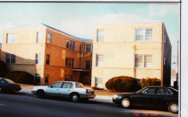 Building Photo - 6944 W Diversey