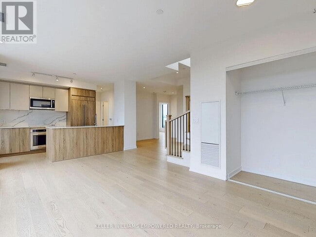 Photo du bâtiment - 840 St Clair Ave W