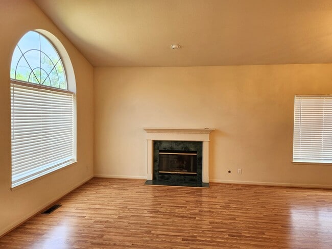 Building Photo - Lovely 4 bedrooms, 3 bathrooms located nea...