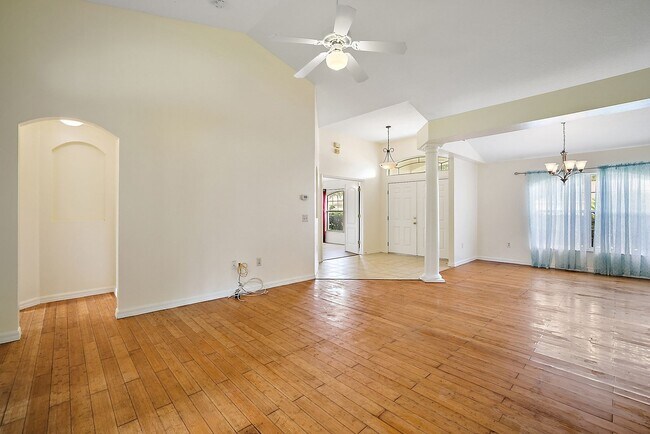 Building Photo - 3 bed, 2 bath 2 car garage w/ bonus room