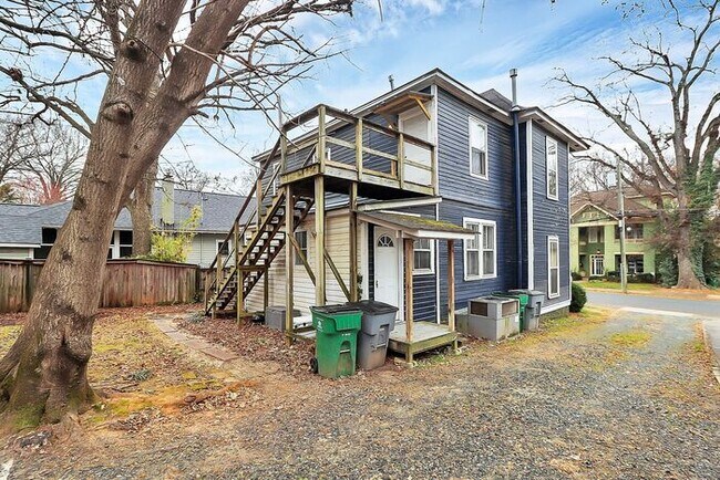 Foto del edificio - Charming 2nd Floor 2BD/1BA Unit on Pecan Ave!