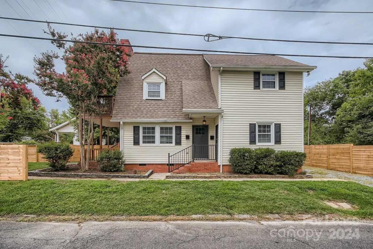 Primary Photo - 1301 Lattimore St