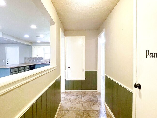 Building Photo - Back to School Move in Special~ $150 off y...