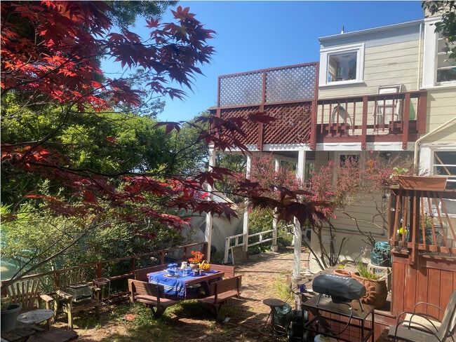 Garden and patio - 2317 Carquinez Ave