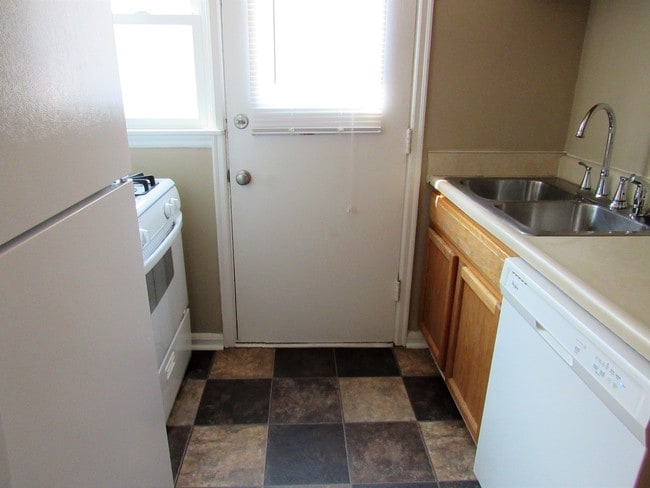 Photo - Colonial Park Apartments