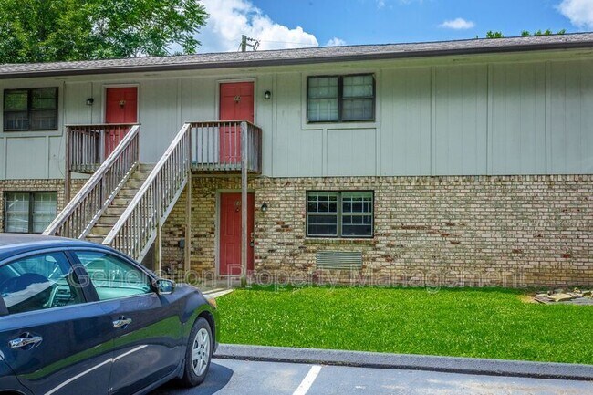 Building Photo - 2414 Lyndon Ave