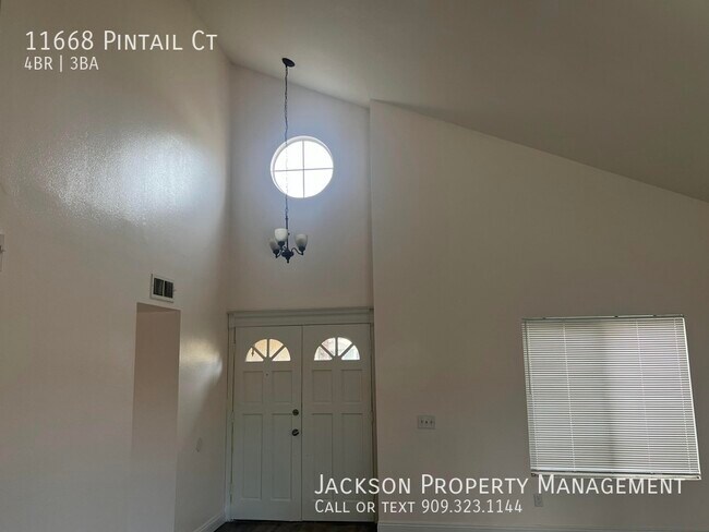 Building Photo - 4 BEDROOM POOL HOME