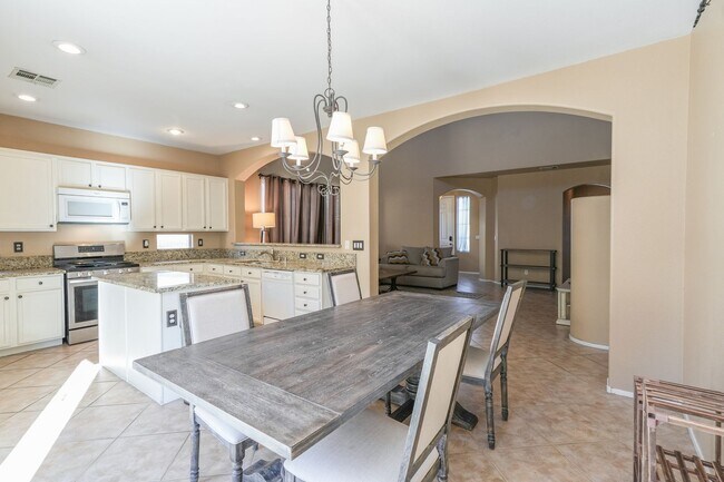 Building Photo - FULLY FURNISHED 3 BEDROOM HOME WITH SOLAR!