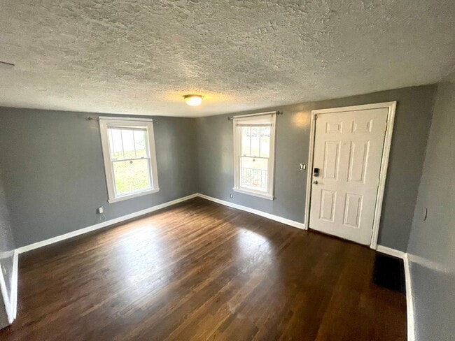 Building Photo - Beautiful 3 Bedroom 2 Bathroom Home with G...