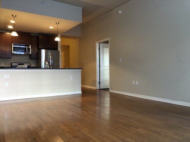 Building Photo - Ground Level Condo in Denver