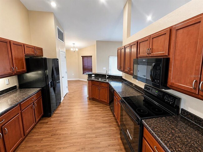 Building Photo - 4876 Summerfield Cir