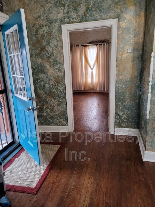 Building Photo - 1121 Elm St