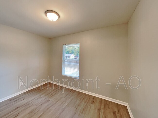 Building Photo - 524 Solar Dr