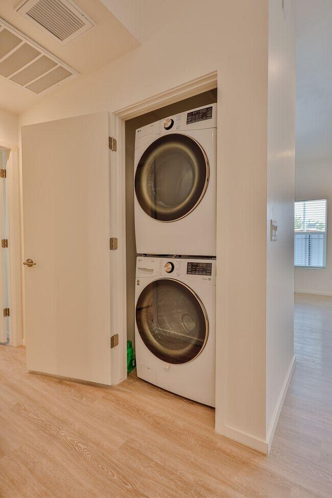 Foto del edificio - 1882 S Math Quiz Dr