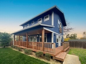 Building Photo - 7924 SE Milwaukie Ave