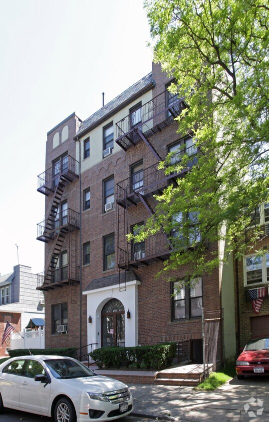 Building Photo - 338 96th St