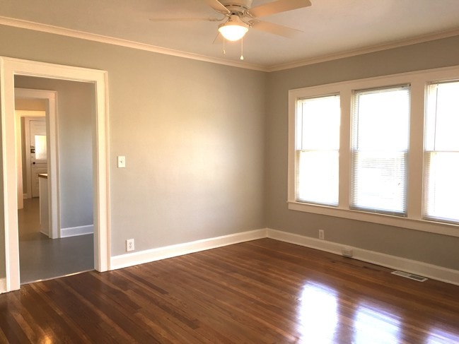 Una variedad de ofertas en The Ice Cream Place en The Cove, Connecticut. - 5020 Virginia Ave