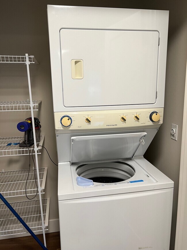 In unit washer/dryer - 6121 NE 195th Pl