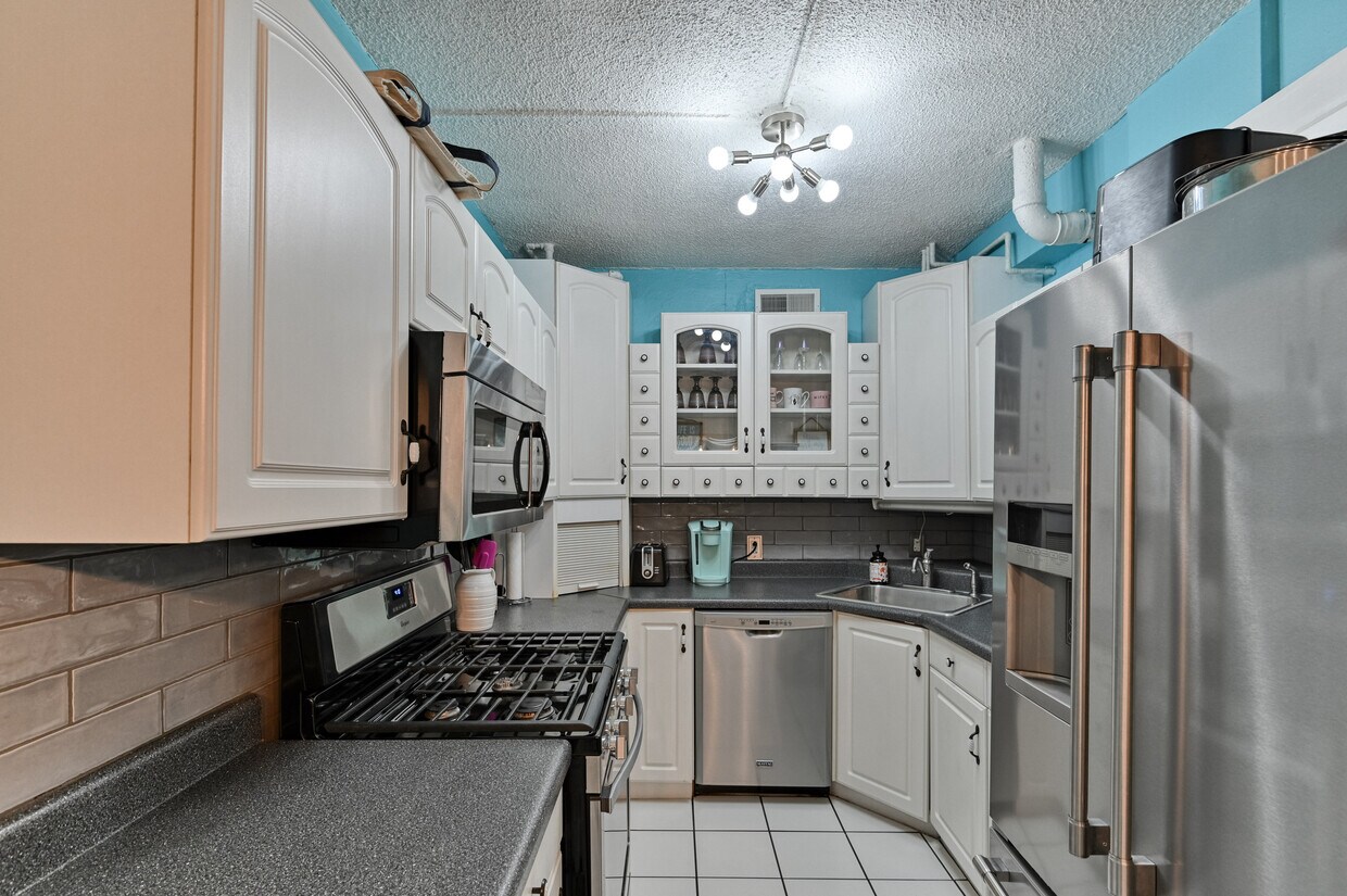 Kitchen - 1360 Eastern Pky