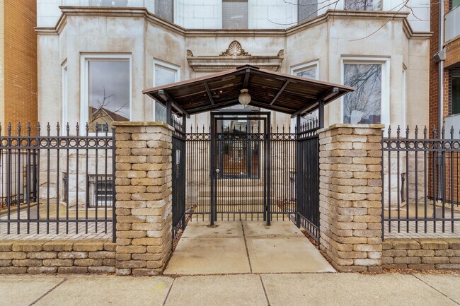 Building Photo - 2114 N California Ave