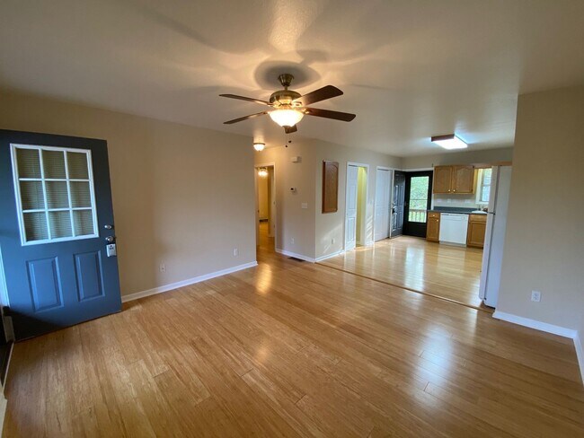 Building Photo - North AVL - Spacious 2/2 Apartment